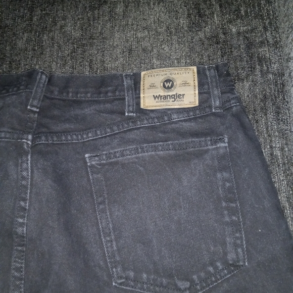 Black Wrangler jeans size 38x32 mens - Picture 3 of 4